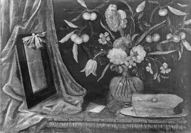 Mas, Adolf — Anonimo spagnolo sec. XVII - Natura morta con vaso di fiori, cornice e tendaggio — insieme